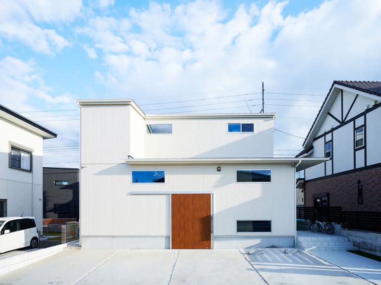 バイクガレージのあるスタイリッシュな家 | 木津川市で家を建てるならバルジ建築設計室