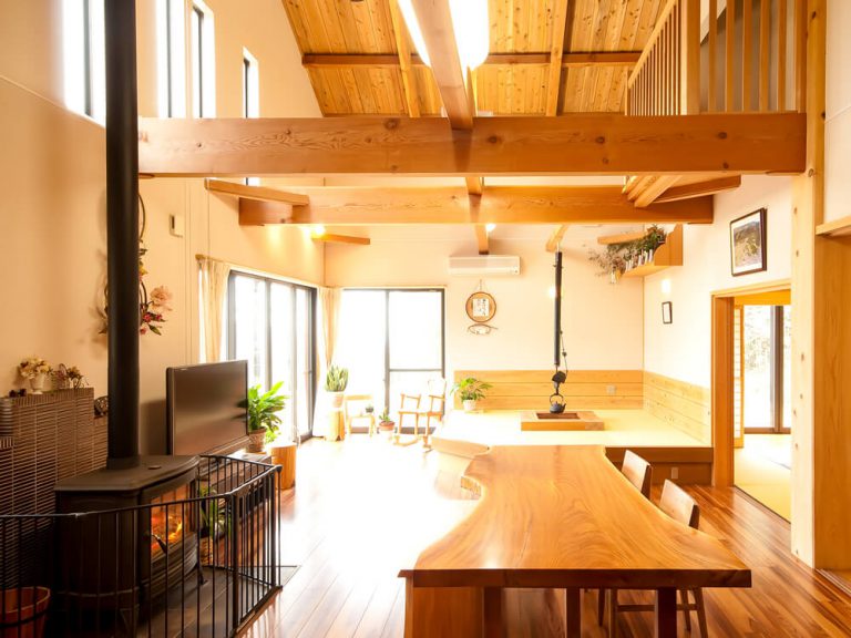 囲炉裏と薪ストーブを囲む | 奈良で囲炉裏のある家を建てるならバルジ建築設計室