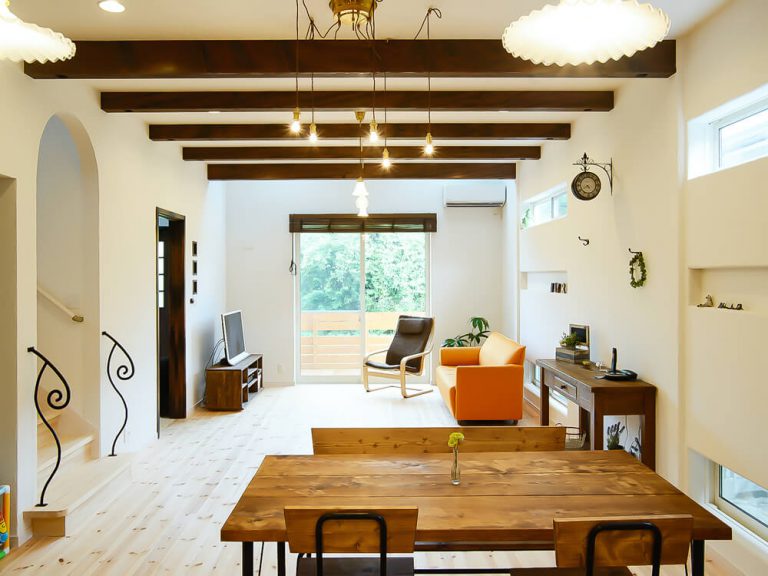 梁や塗り壁で南欧風のヴィンテージデザインの家を奈良県天理市で建てるならバルジ建築設計室