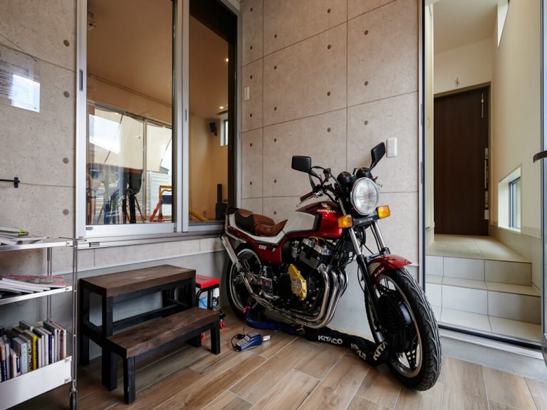 バイクガレージのあるスタイリッシュな家 | 木津川市で家を建てるならバルジ建築設計室