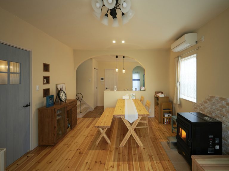 キュートな南欧の家｜奈良で薪ストーブのある家ならバルジ建築設計室